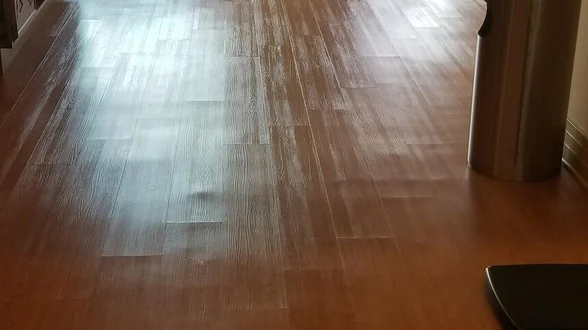 Superficie de piso donde la luz rasante revela los relieves del subsuelo telegrafiados a través del acabado.